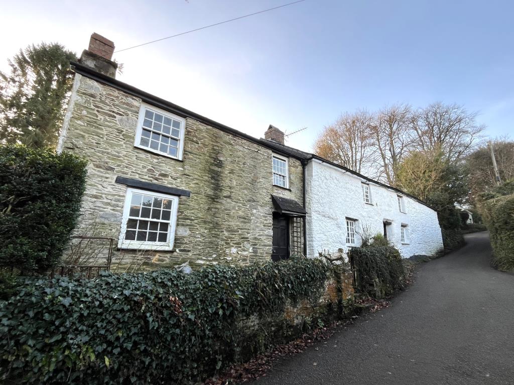 Lot: 115 - CHARACTER COTTAGE SITUATED ON LARGE PLOT WITHIN DESIRABLE WATERSIDE VILLAGE - Side view of property